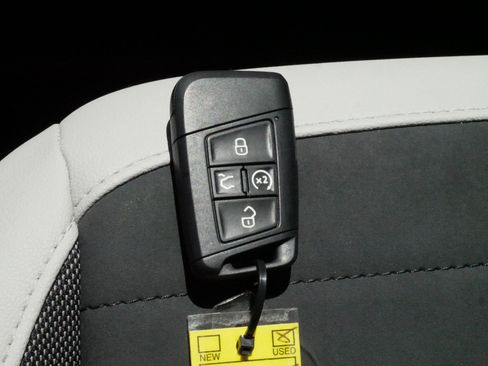 Certified 2025 Volkswagen Taos SE w/ Panoramic Sunroof Package AWD/4WD image 32