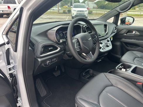 New 2026 Chrysler Pacifica Select image 60