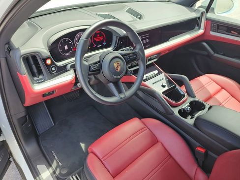 Certified 2025 Porsche Cayenne AWD/4WD image 5