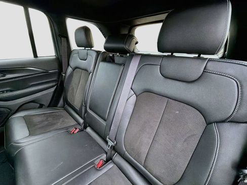 Used 2023 Jeep Grand Cherokee Altitude AWD/4WD image 12