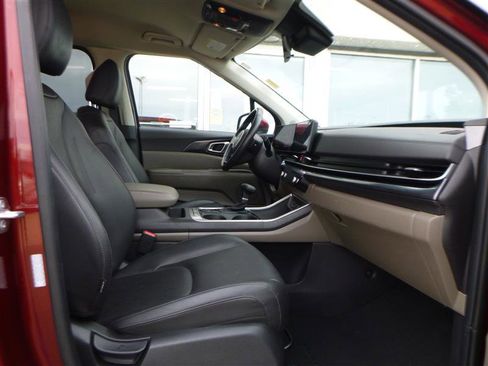Used 2025 Kia Carnival image 11