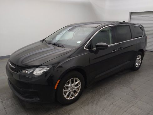 Used 2023 Chrysler Voyager LX FWD image 2