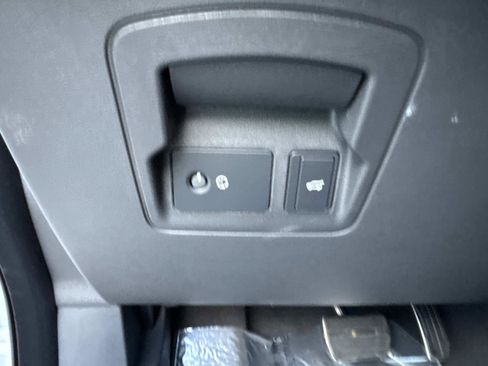 New 2026 Land Rover Range Rover Velar Dynamic SE image 33