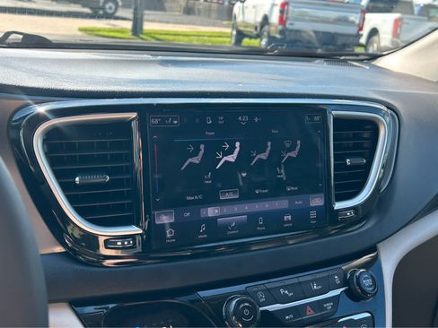 Used 2023 Chrysler Pacifica Touring-L FWD image 35