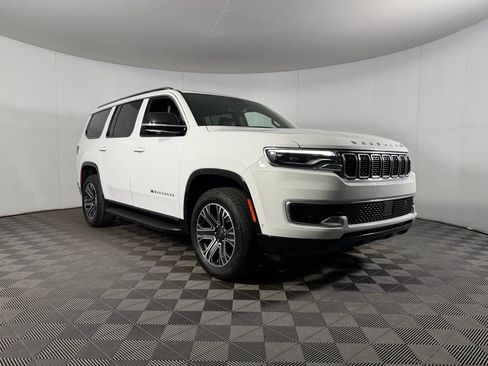 Used 2025 Jeep Wagoneer 4WD image 3