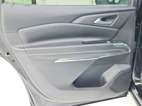 Used 2025 Chevrolet Traverse LT FWD image 23