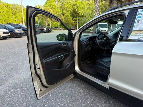 Used 2017 Ford Escape SE w/ SE Leather Comfort Package image 9