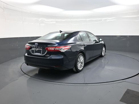Used 2020 Toyota Camry XLE image 3