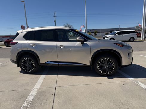 Used 2024 Nissan Rogue Platinum w/ Platinum Premium Package image 3