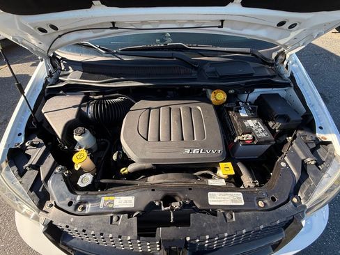 Used 2016 Dodge Grand Caravan SE image 12