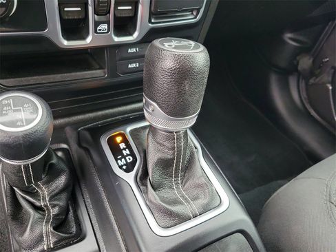 Used 2018 Jeep Wrangler Unlimited Sahara image 23