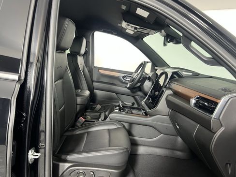 Used 2025 GMC Yukon XL Denali image 33