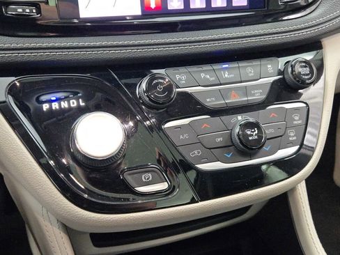 Used 2022 Chrysler Pacifica Limited FWD image 28