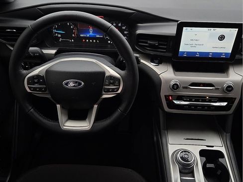 Used 2024 Ford Explorer XLT image 12