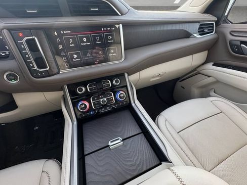 Used 2023 GMC Yukon XL Denali AWD/4WD image 3