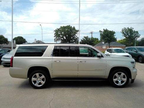 Used 2016 Chevrolet Suburban LT RWD image 5