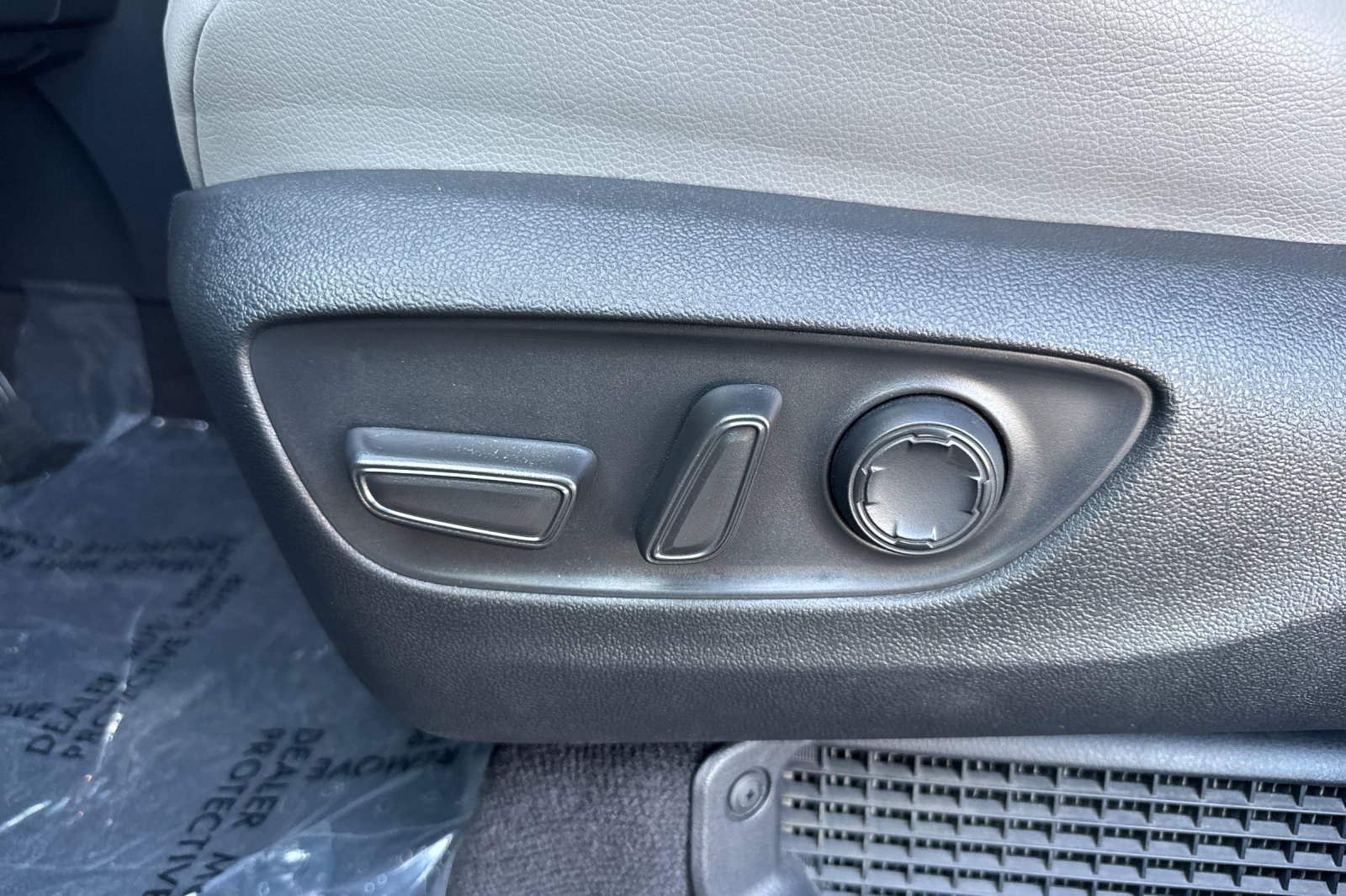 Used 2025 Toyota Sienna XLE FWD image 14