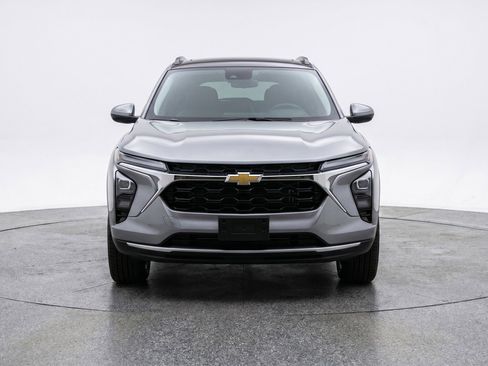 Used 2025 Chevrolet Trax LT FWD image 2