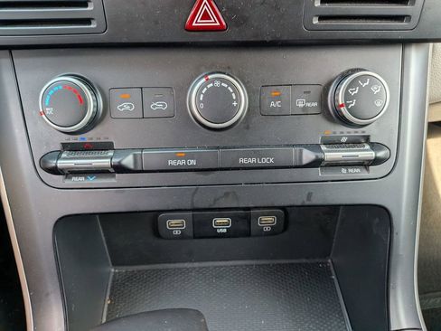 Used 2024 Kia Carnival LX image 22