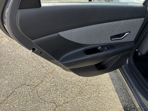 Used 2023 Hyundai Elantra Limited image 21