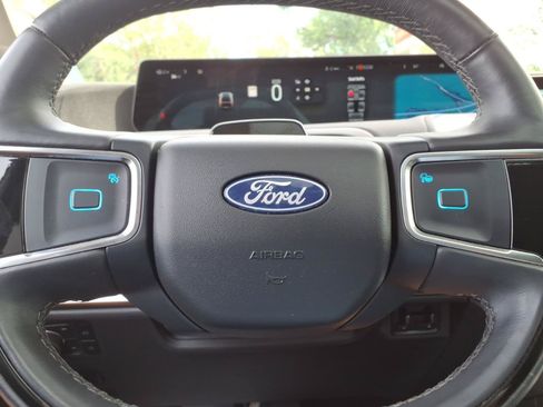 Used 2025 Ford Expedition Platinum AWD/4WD image 19