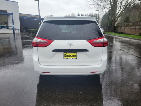 Used 2020 Toyota Sienna L image 4