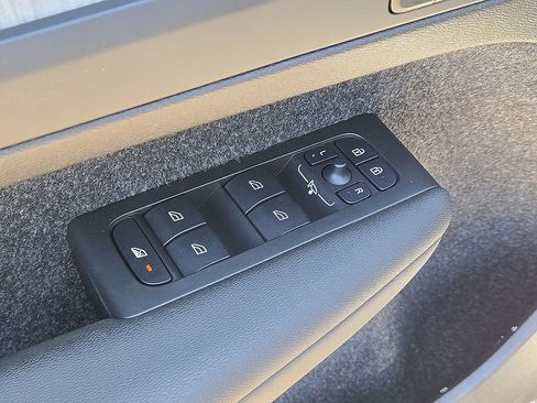 Certified 2025 Volvo XC40 B5 Core AWD/4WD image 23