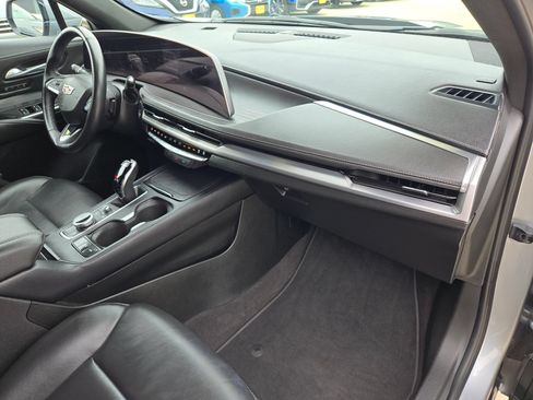 Used 2025 Cadillac XT4 Premium Luxury FWD image 28