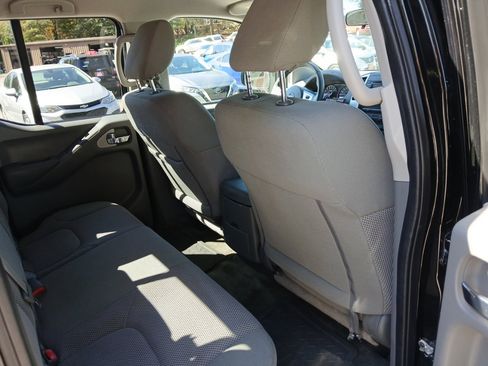 Used 2018 Nissan Frontier SV image 14
