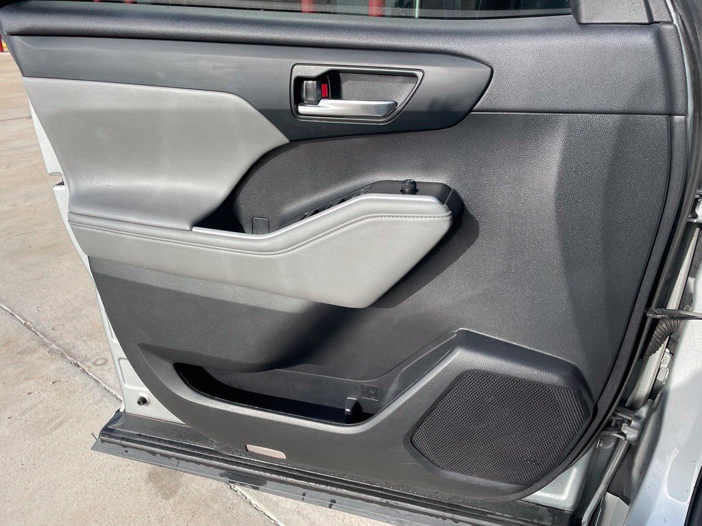 Used 2021 Toyota Highlander XLE AWD/4WD image 10