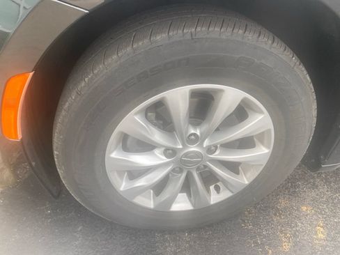 Used 2019 Chrysler Pacifica Touring-L FWD image 4