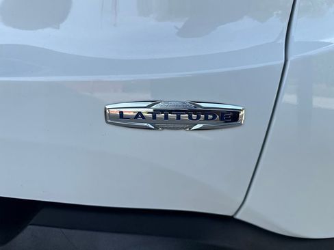 Used 2019 Jeep Renegade Latitude AWD/4WD image 7