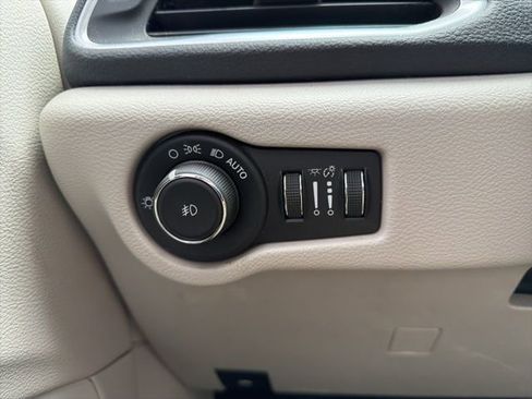 Used 2017 Chrysler Pacifica Limited image 28