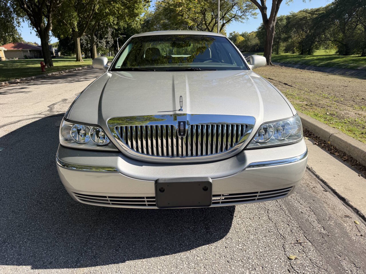 Used 2005 Lincoln Town Car Signature RWD image 8