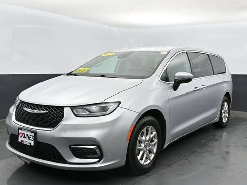 Used 2023 Chrysler Pacifica Touring-L FWD image 8