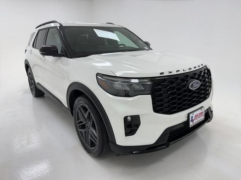 Used 2025 Ford Explorer ST RWD image 2