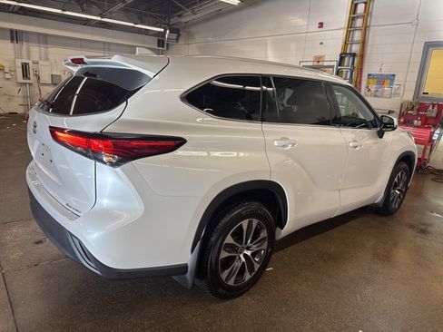 Used 2022 Toyota Highlander XLE image 6