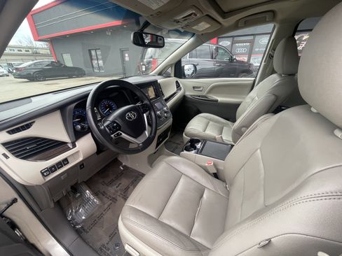Used 2016 Toyota Sienna Limited image 11