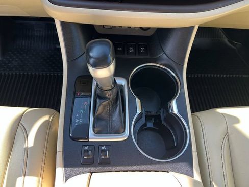 Used 2019 Toyota Highlander XLE AWD/4WD image 30