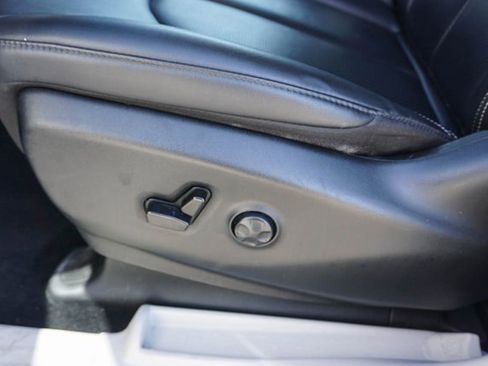 Used 2024 Chrysler Pacifica Touring-L image 15