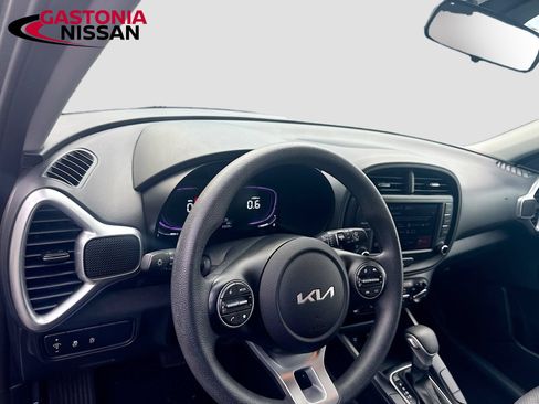 Used 2025 Kia Soul LX w/ LX Technology Package FWD image 11