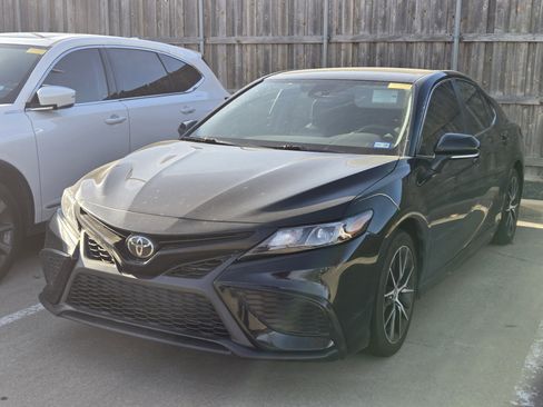 Used 2023 Toyota Camry SE image 1