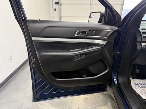 Used 2017 Ford Explorer XLT image 10