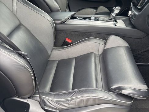 Used 2020 Volvo XC60 T5 R-Design FWD image 29