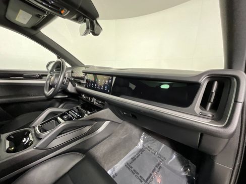 Used 2024 Porsche Cayenne image 19