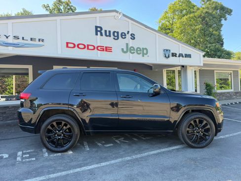 Used 2018 Jeep Grand Cherokee Altitude AWD/4WD image 9