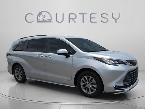 Certified 2021 Toyota Sienna XLE FWD image 7