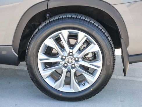 Certified 2022 Toyota Highlander Limited image 12