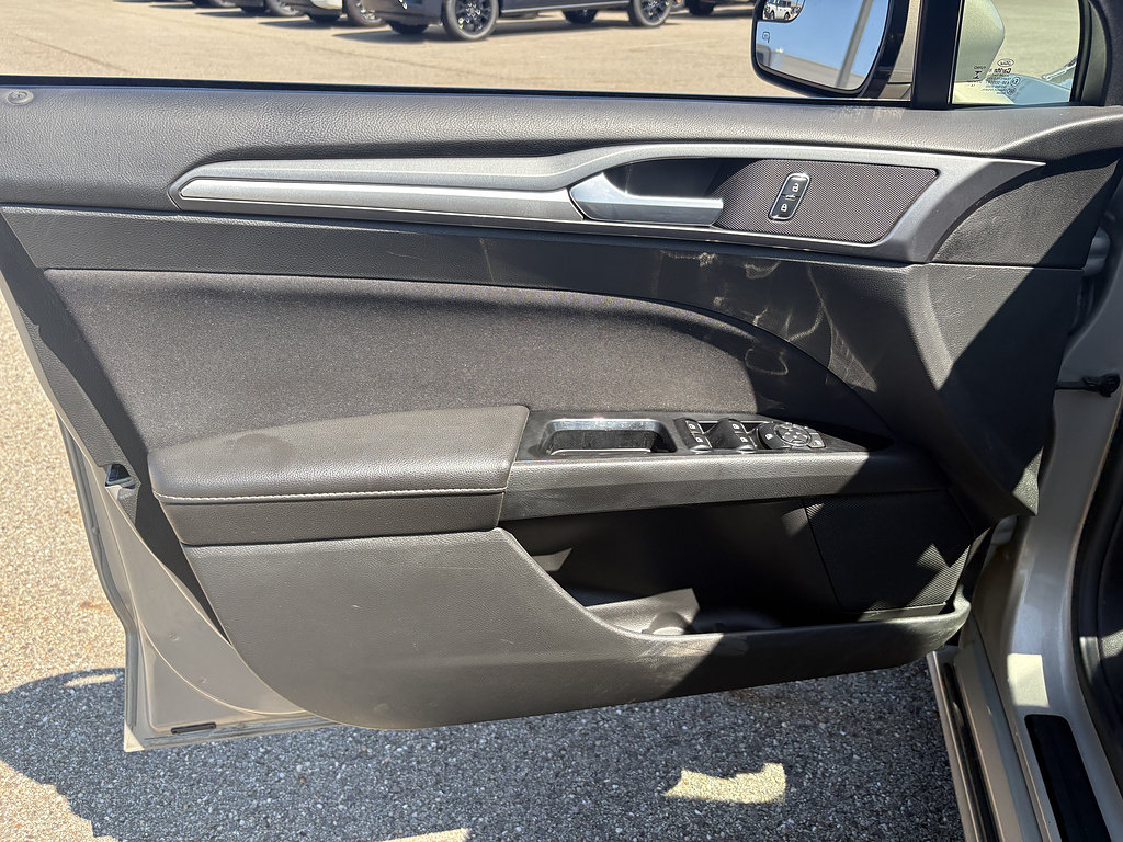 Used 2015 Ford Fusion SE FWD image 27