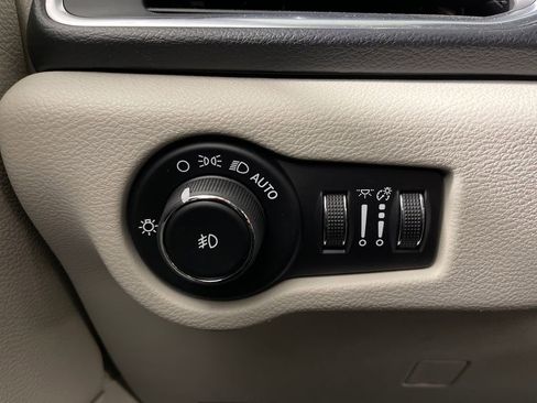 Used 2019 Chrysler Pacifica Touring-L Plus w/ Advanced Safetytec Group FWD image 31